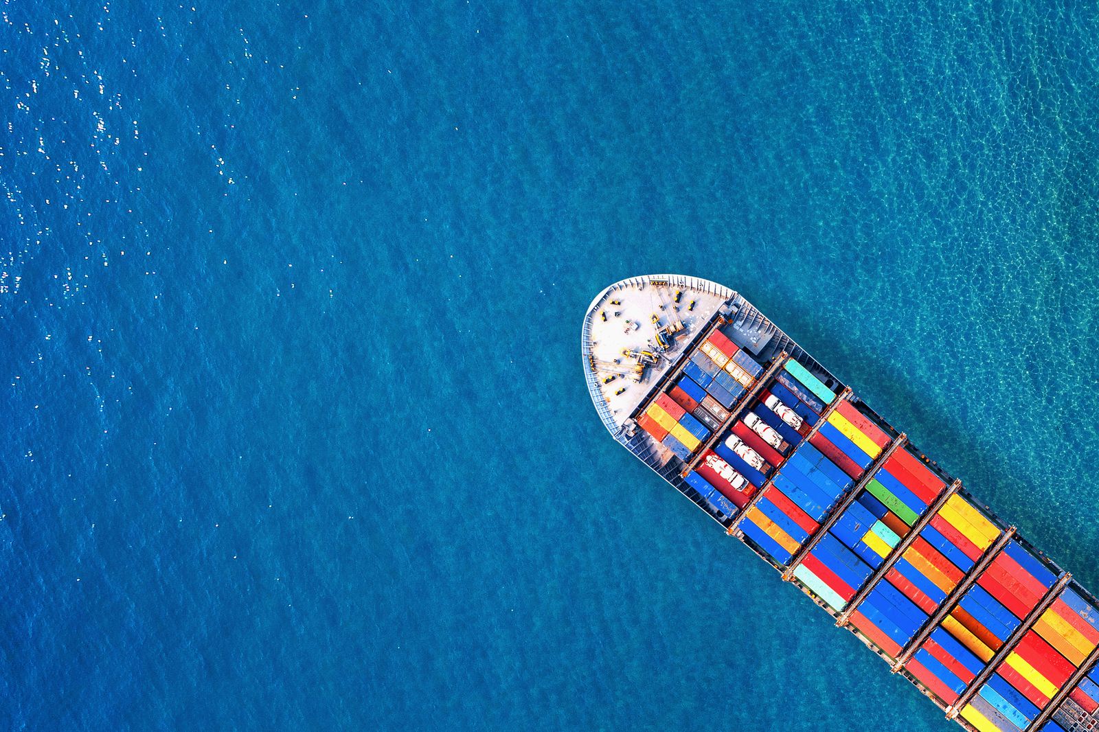 Containerschiff aus der Luft